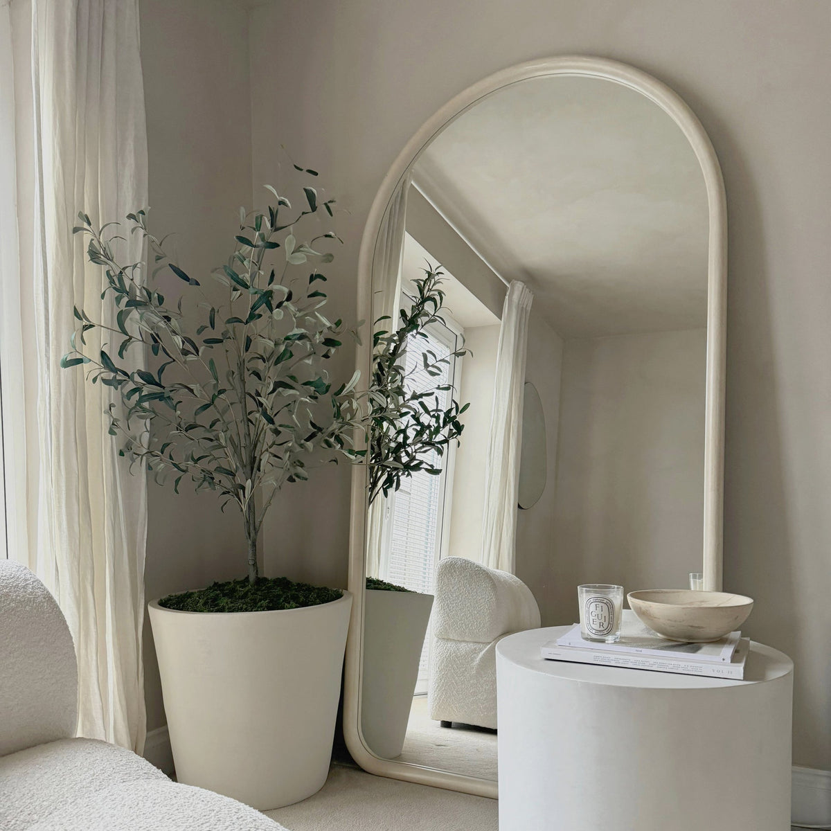 Amora Mirror – Extra large curved full-length concrete mirror (190 cm x 100 cm)