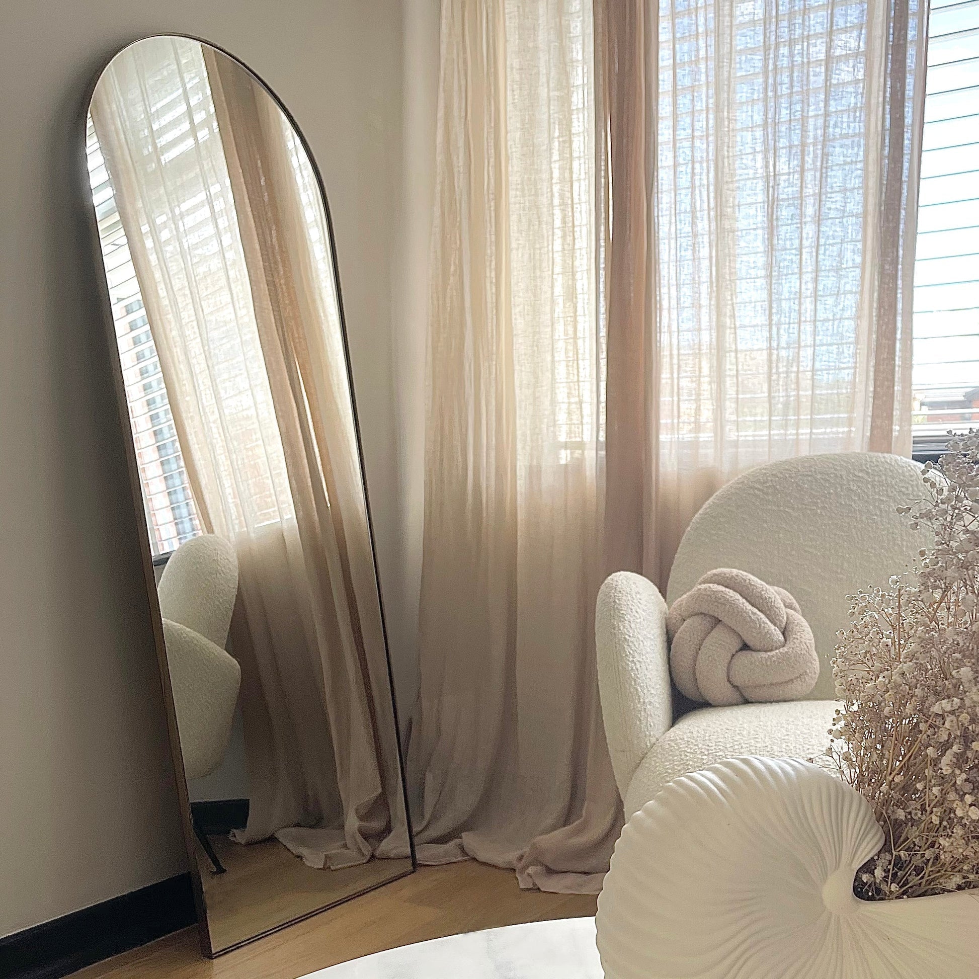 Theo Mirror – Large curved full-length gold metal mirror (160 cm x 50 cm)