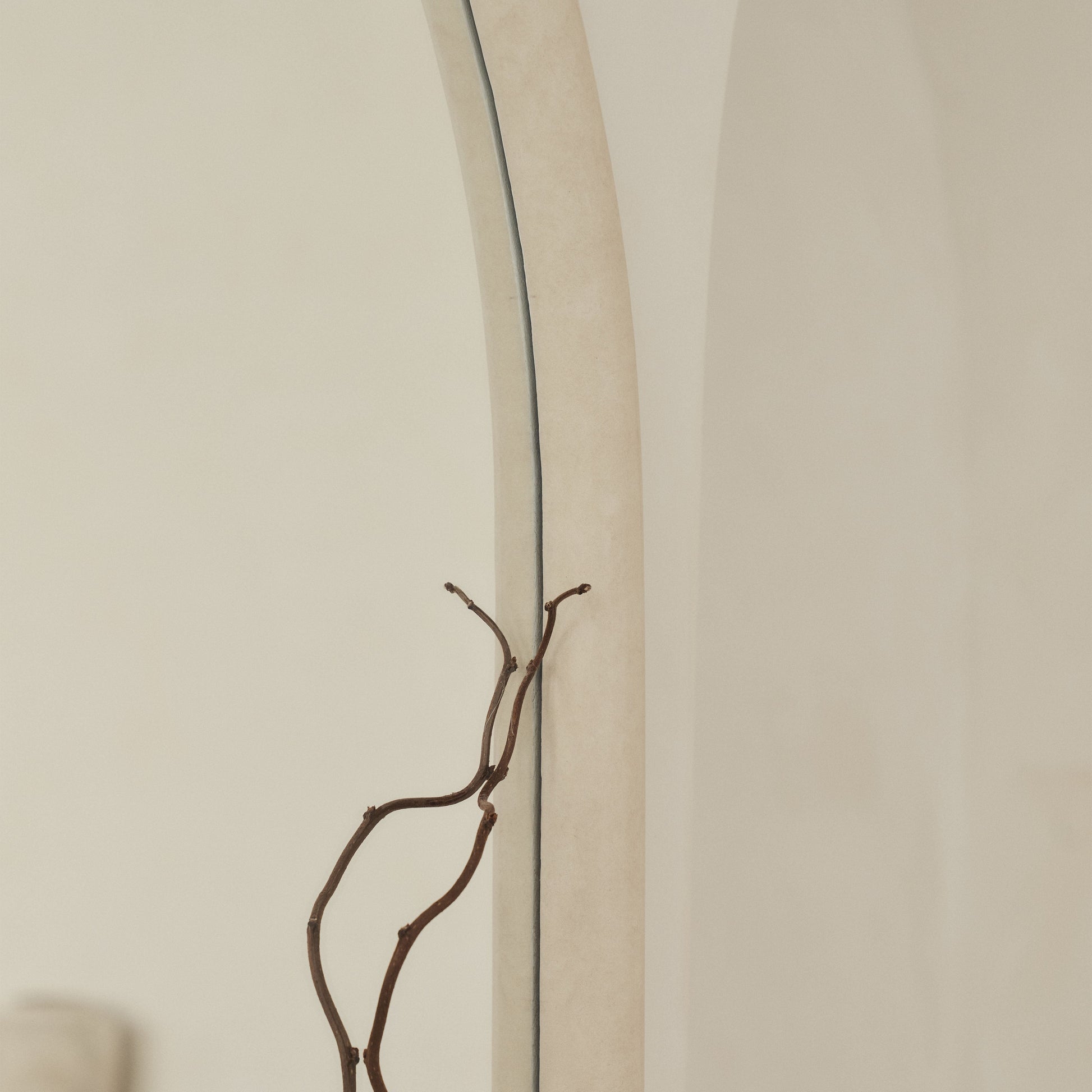 Amora Mirror – Extra large curved full-length concrete mirror (190 cm x 100 cm)