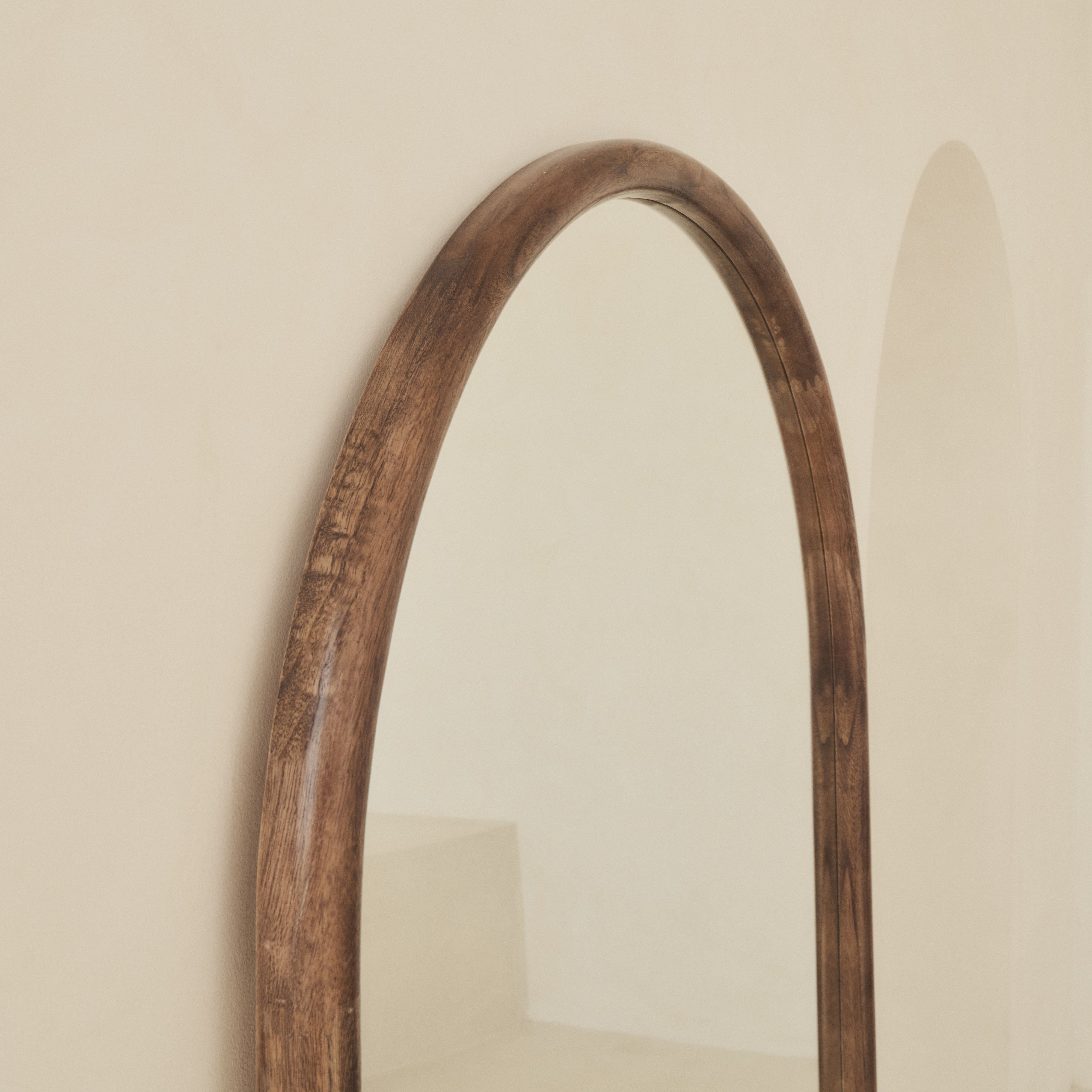 Amora Mirror – Large full-length mirror with curved wooden frame (180 cm x 90 cm)