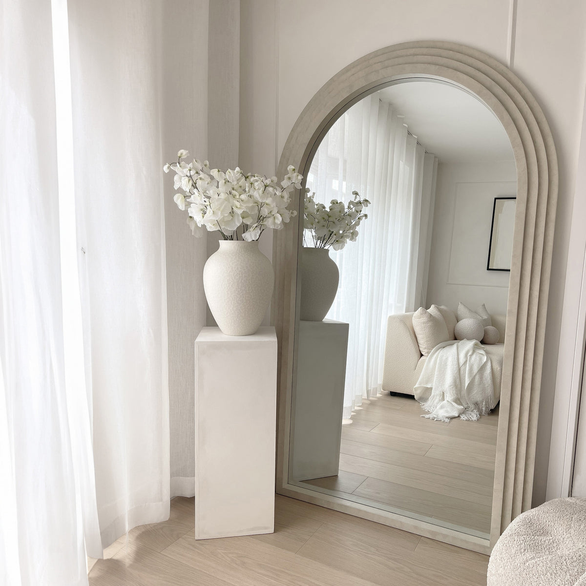Luciana Mirror – Full-length mirror with curved design in concrete effect (180 cm x 110 cm)