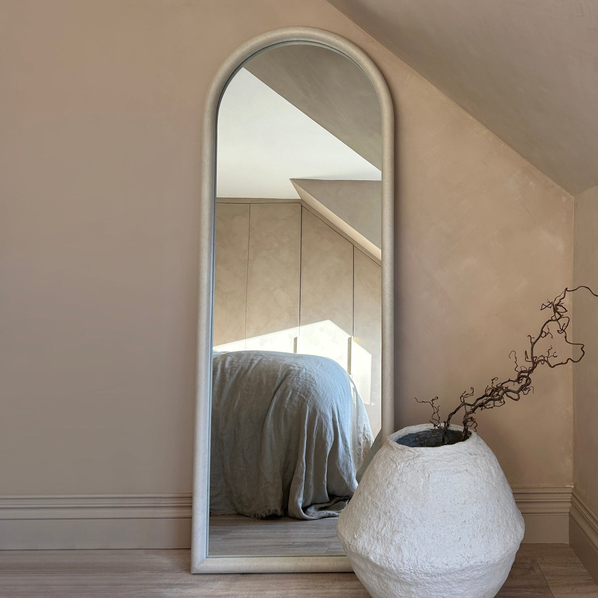 Amora Mirror – Large full-length mirror with curved concrete frame (172 cm x 60 cm)