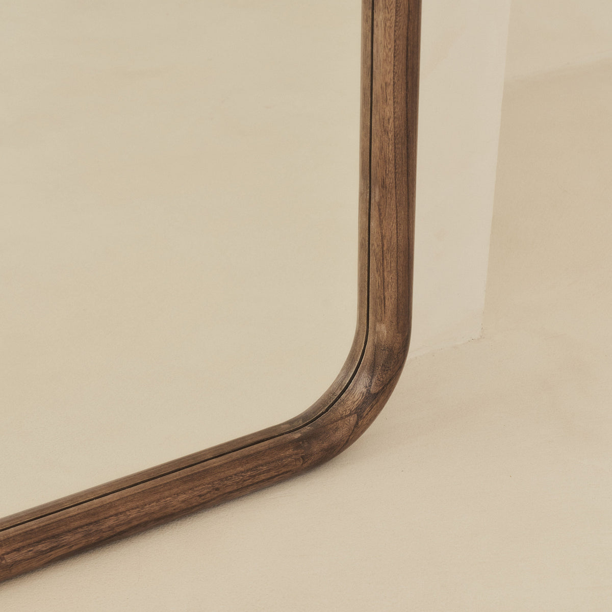Amora Mirror – Large full-length mirror with curved wooden frame (180 cm x 90 cm)