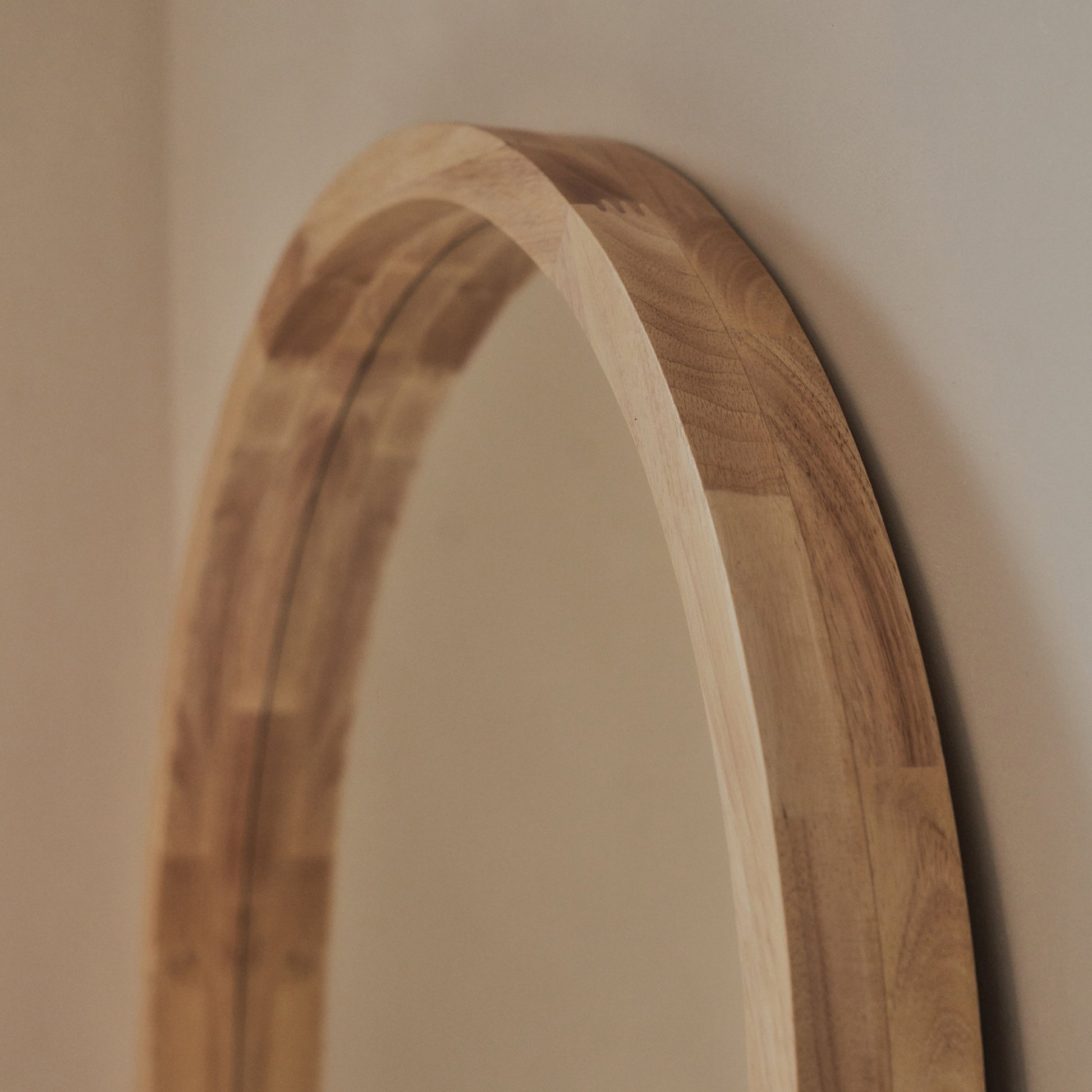 Lilia Mirror – Full-length mirror with curved light wood frame (170 cm x 80 cm)