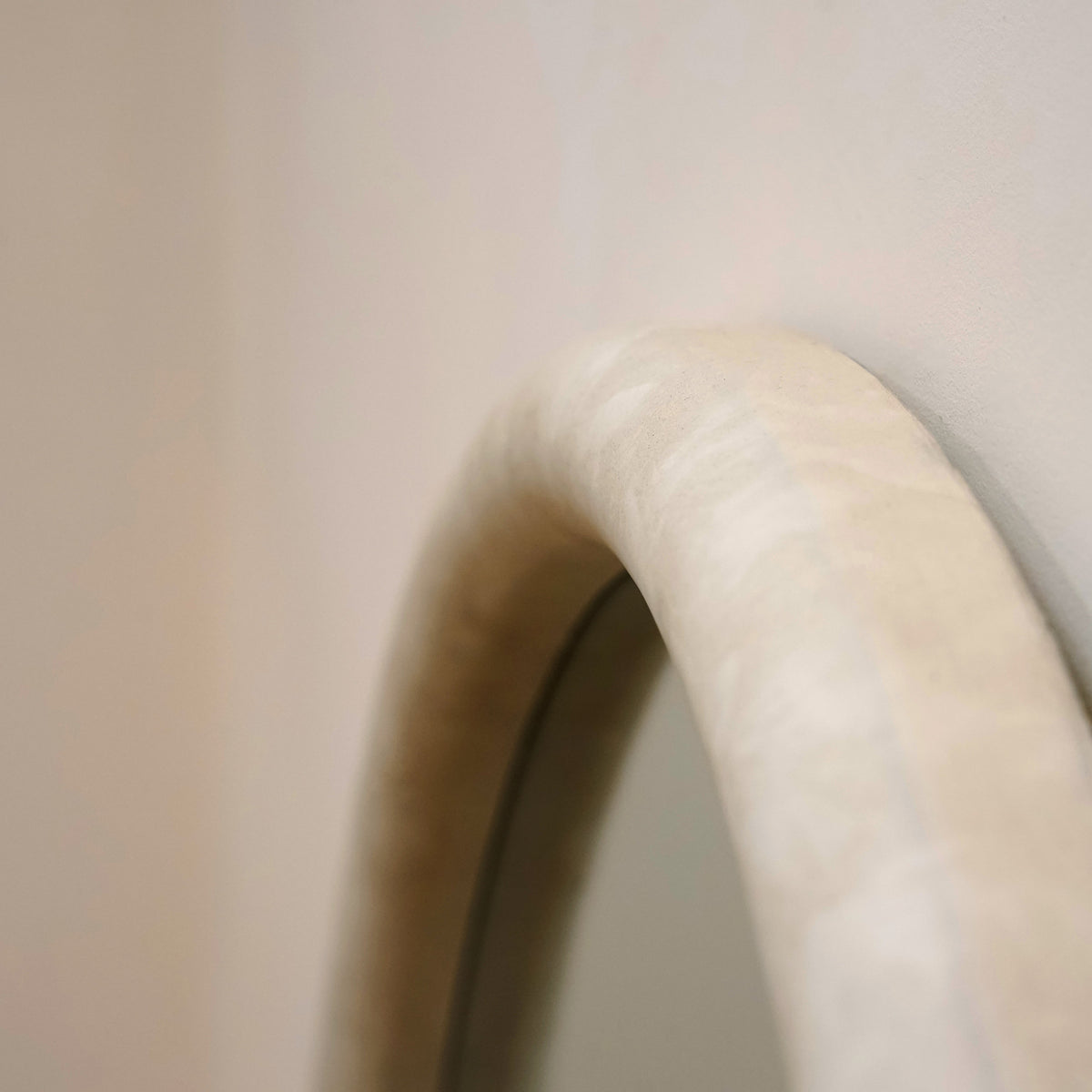 Amora Mirror – Large full-length mirror with curved concrete frame (172 cm x 60 cm)