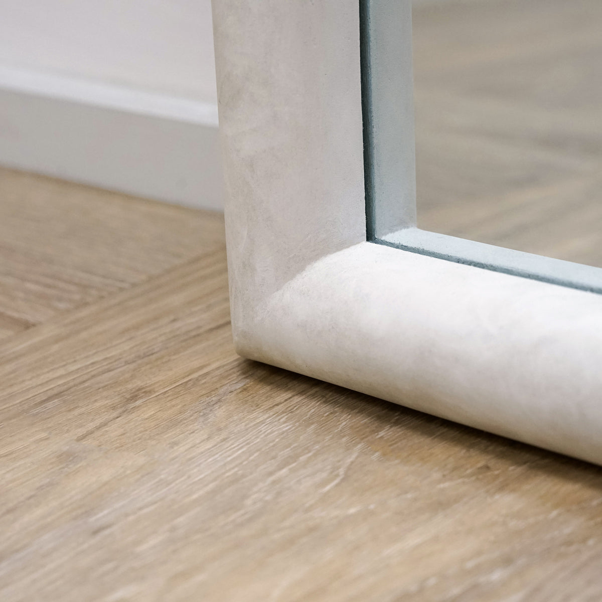 Amora Mirror – Large full-length mirror with curved concrete frame (172 cm x 60 cm)
