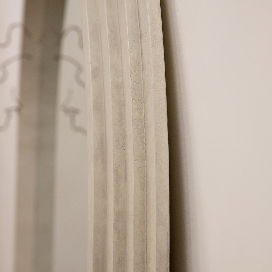 Luciana Mirror – Full-length mirror with curved design in concrete effect (180 cm x 110 cm)