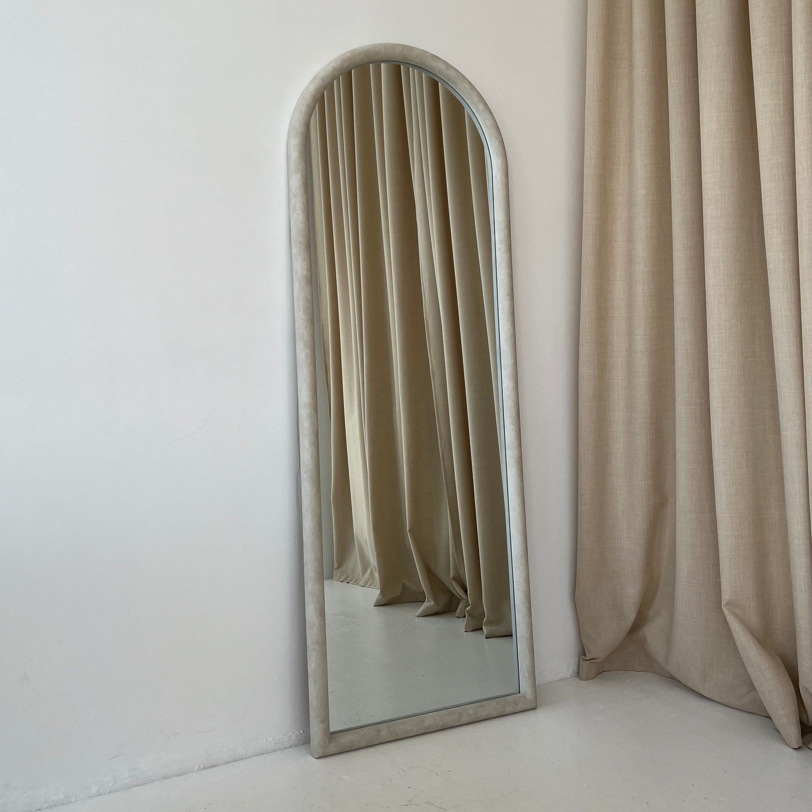 Amora Mirror – Large full-length mirror with curved concrete frame (172 cm x 60 cm)