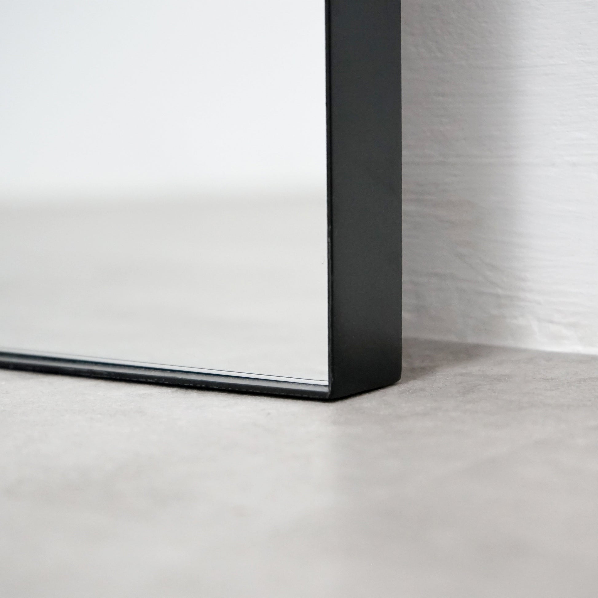 Aria Mirror – Large black metal full-length mirror (180 cm x 90 cm)