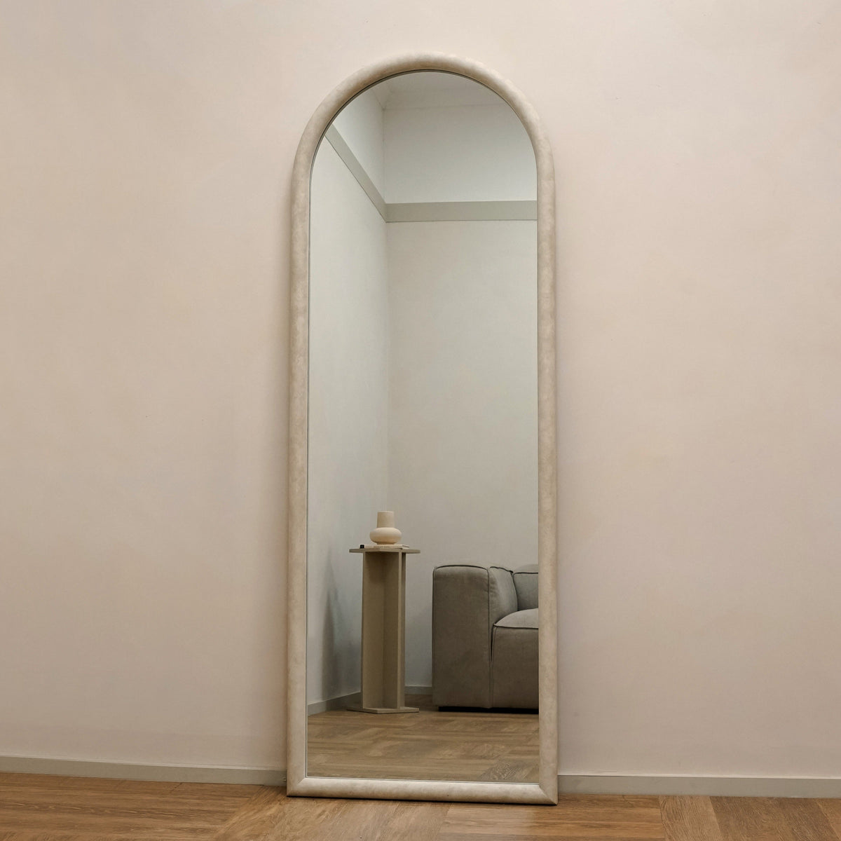 Amora Mirror – Large full-length mirror with curved concrete frame (172 cm x 60 cm)