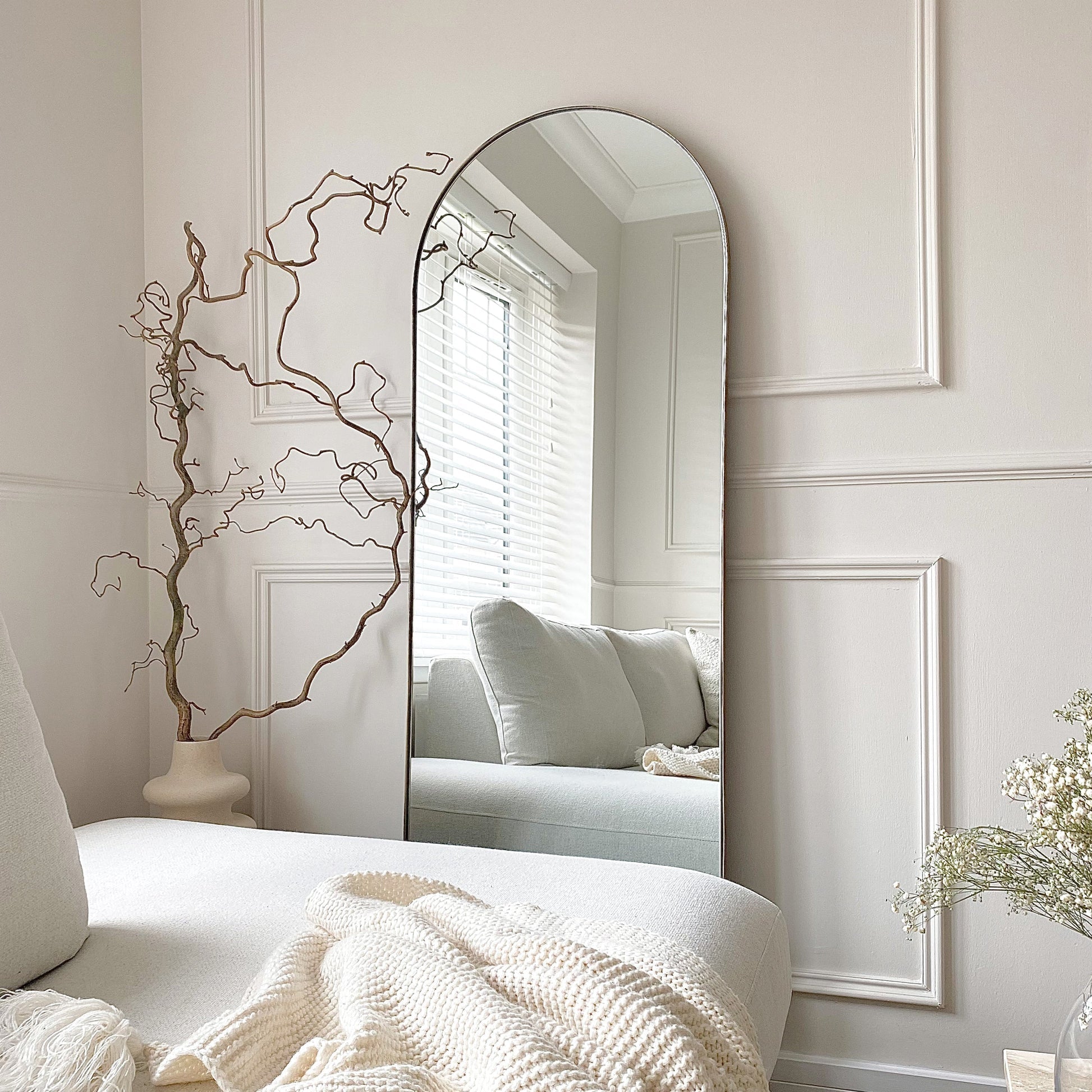 Theo Mirror – Large curved full-length gold metal mirror (160 cm x 50 cm)