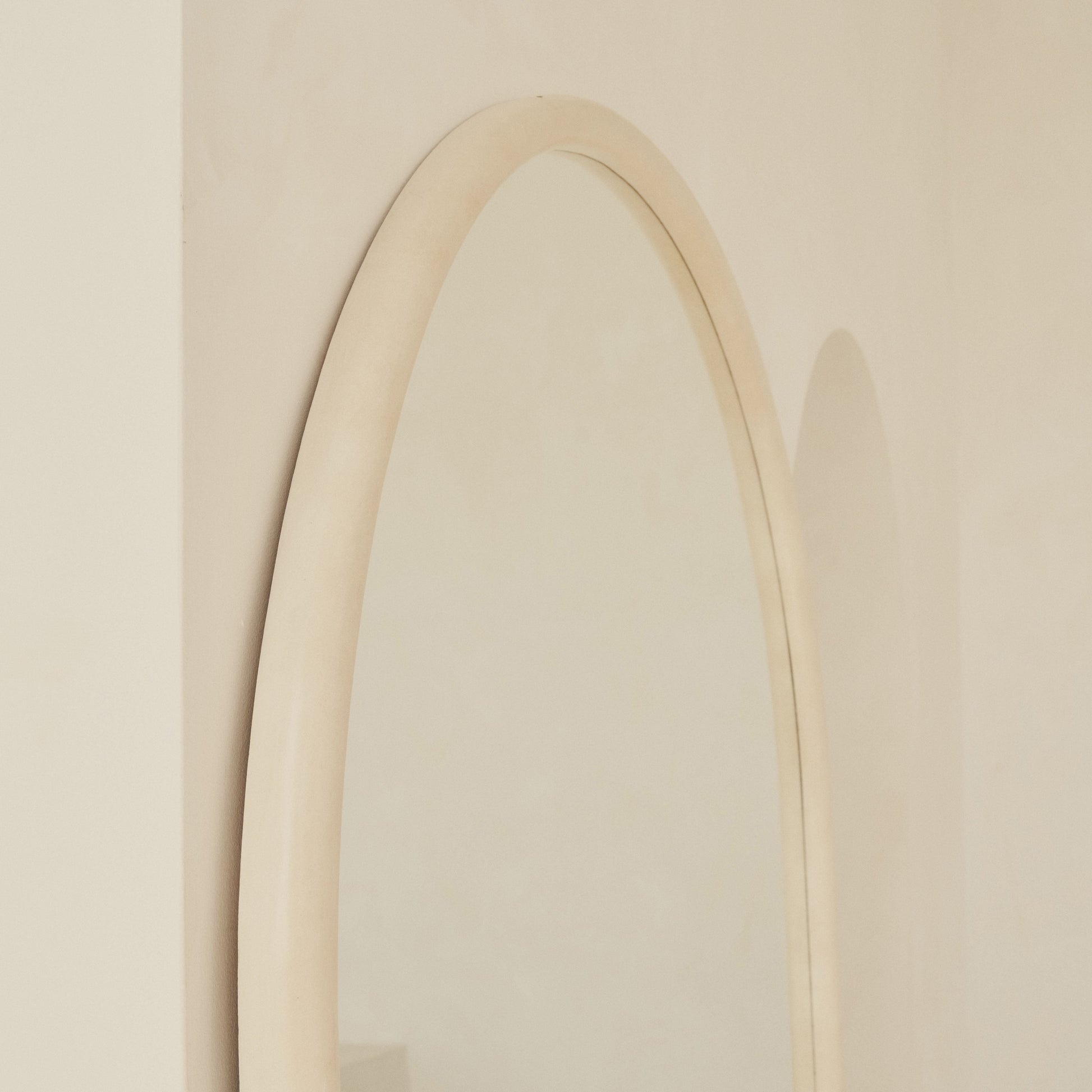 Amora Mirror – Extra Large Curved Full-Length Concrete Mirror (200 cm x 120 cm)