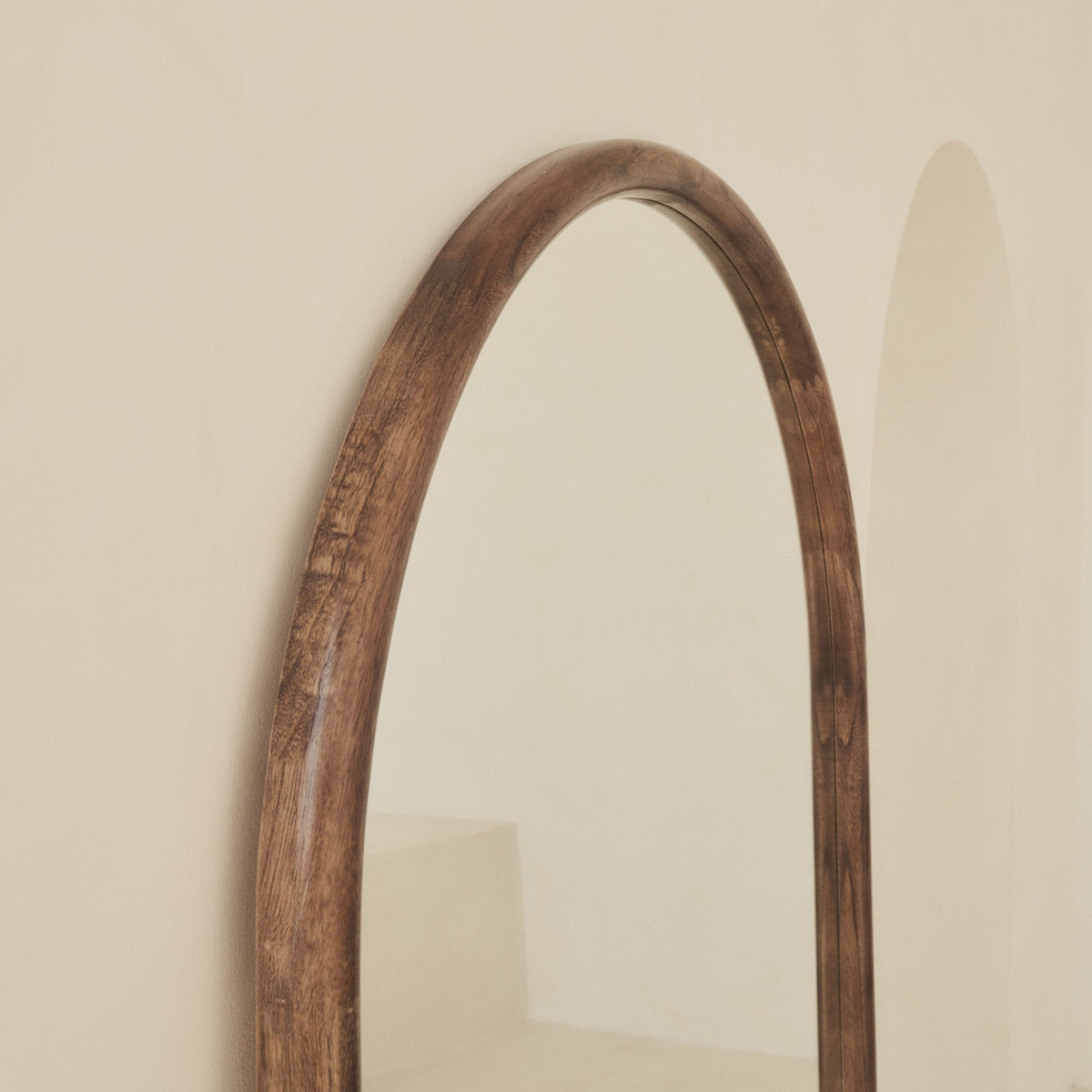 Amora Mirror – Large full-length mirror with curved wooden frame (180 cm x 90 cm)