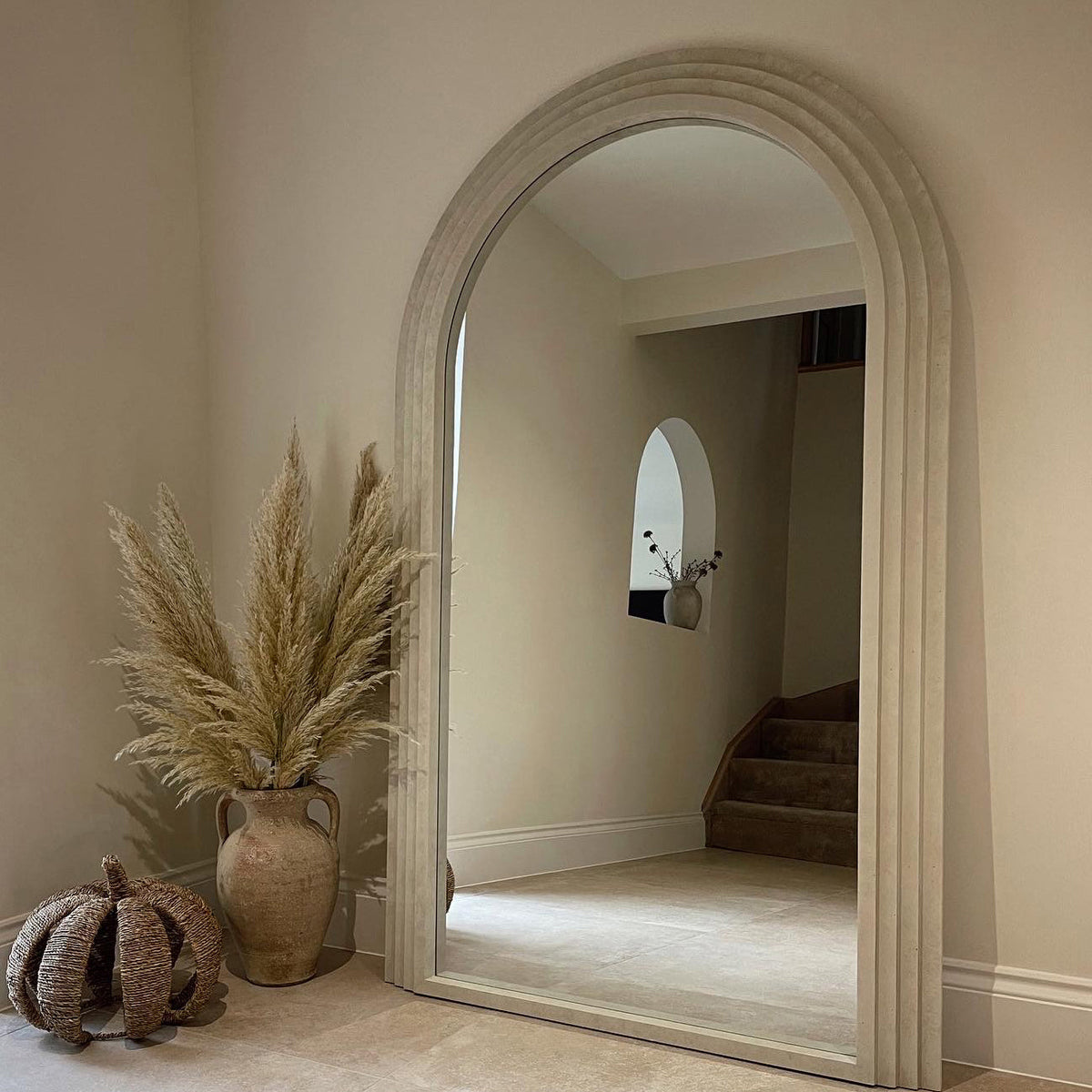 Luciana Mirror – Full-length mirror with curved design in concrete effect (180 cm x 110 cm)