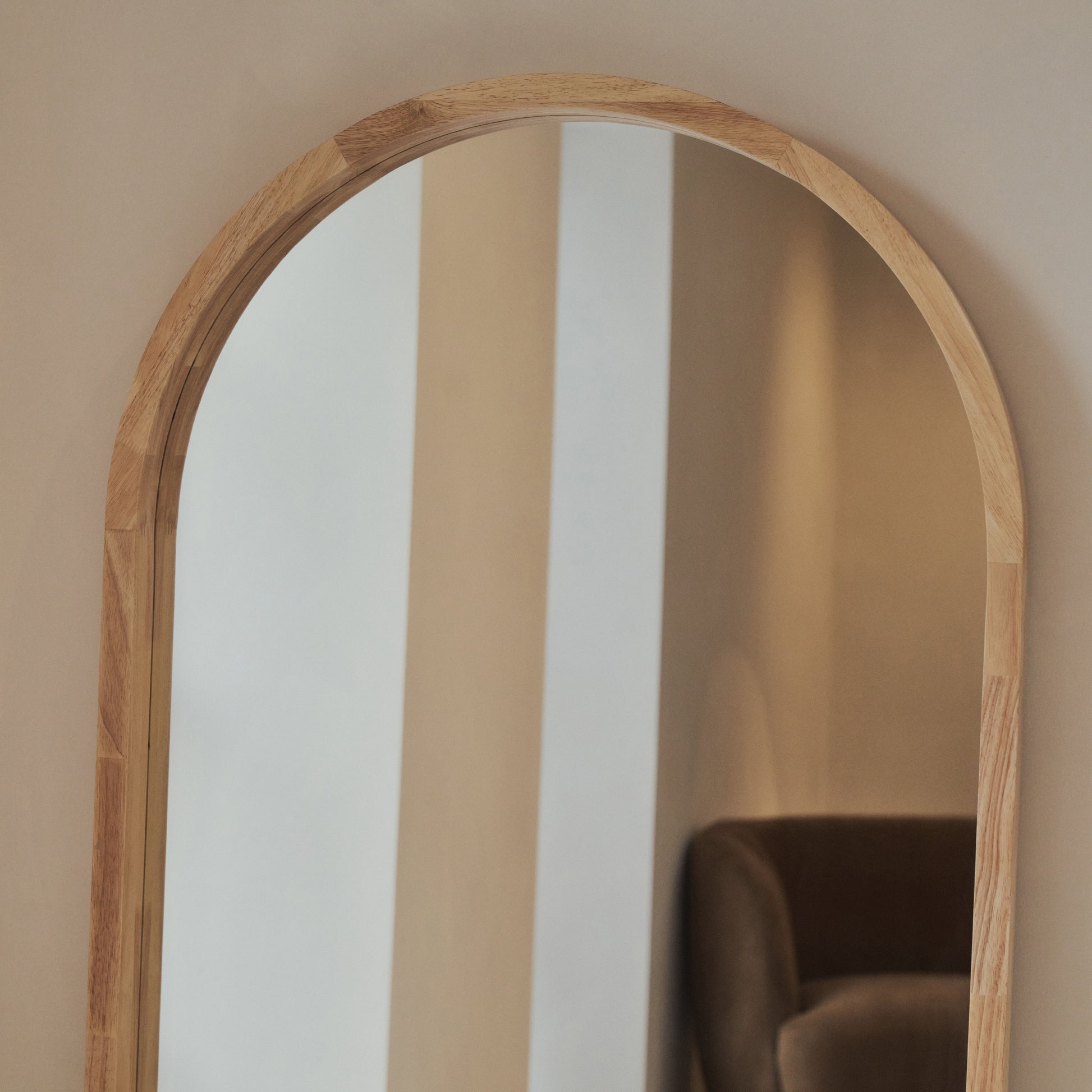 Lilia Mirror – Full-length mirror with curved light wood frame (170 cm x 80 cm)