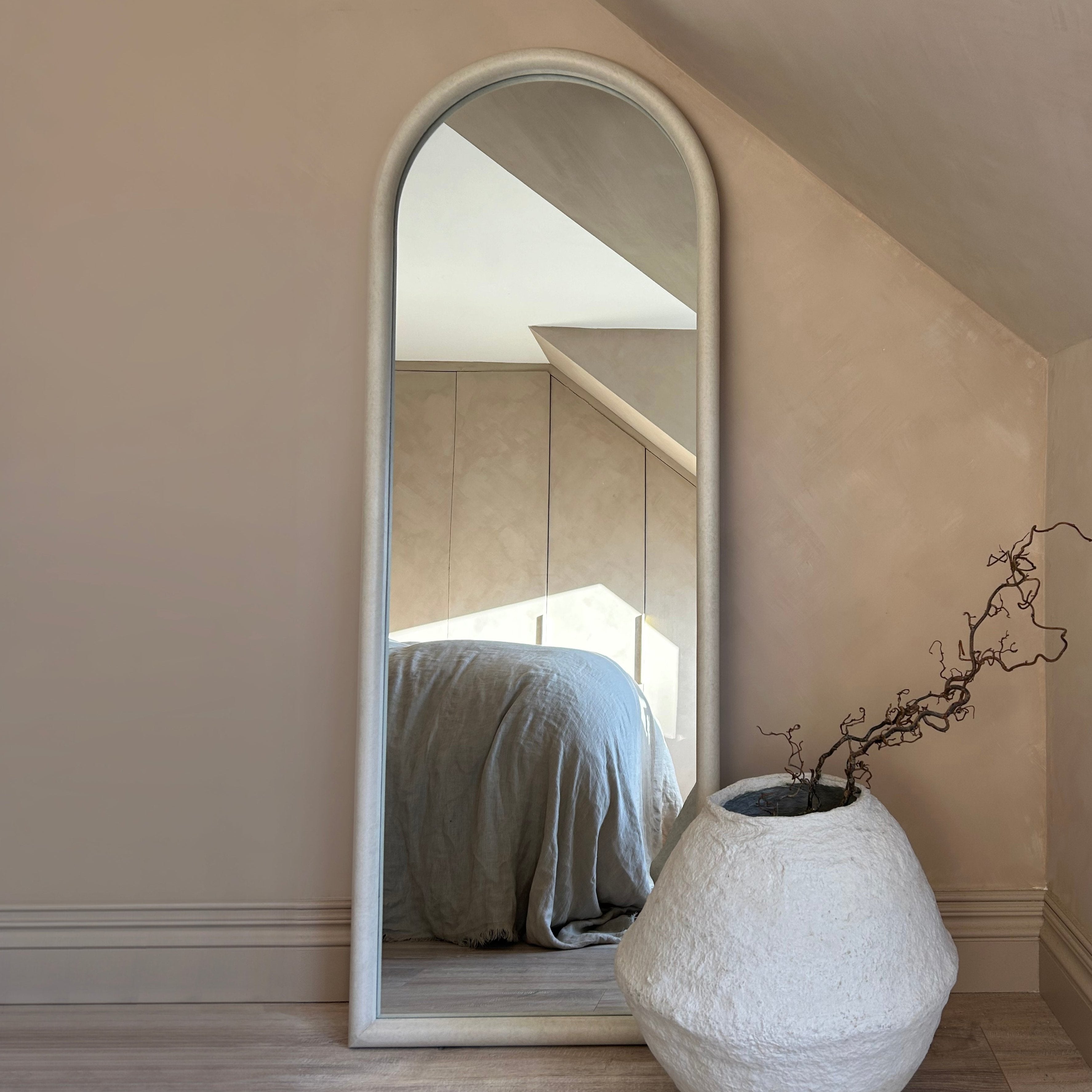 Amora Mirror – Large full-length mirror with curved concrete frame (172 cm x 60 cm)