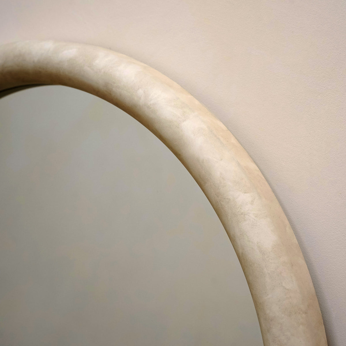 Amora Mirror – Large full-length mirror with curved concrete frame (172 cm x 60 cm)