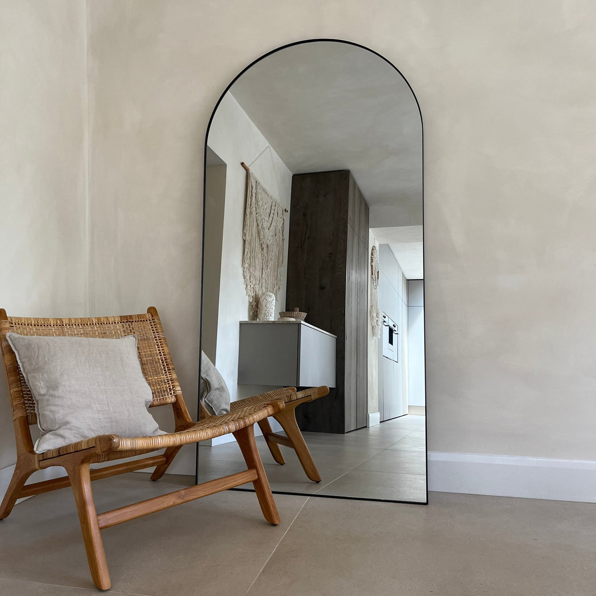 Theo Mirror – Large full-length mirror with curved black metal frame (180 cm x 90 cm)