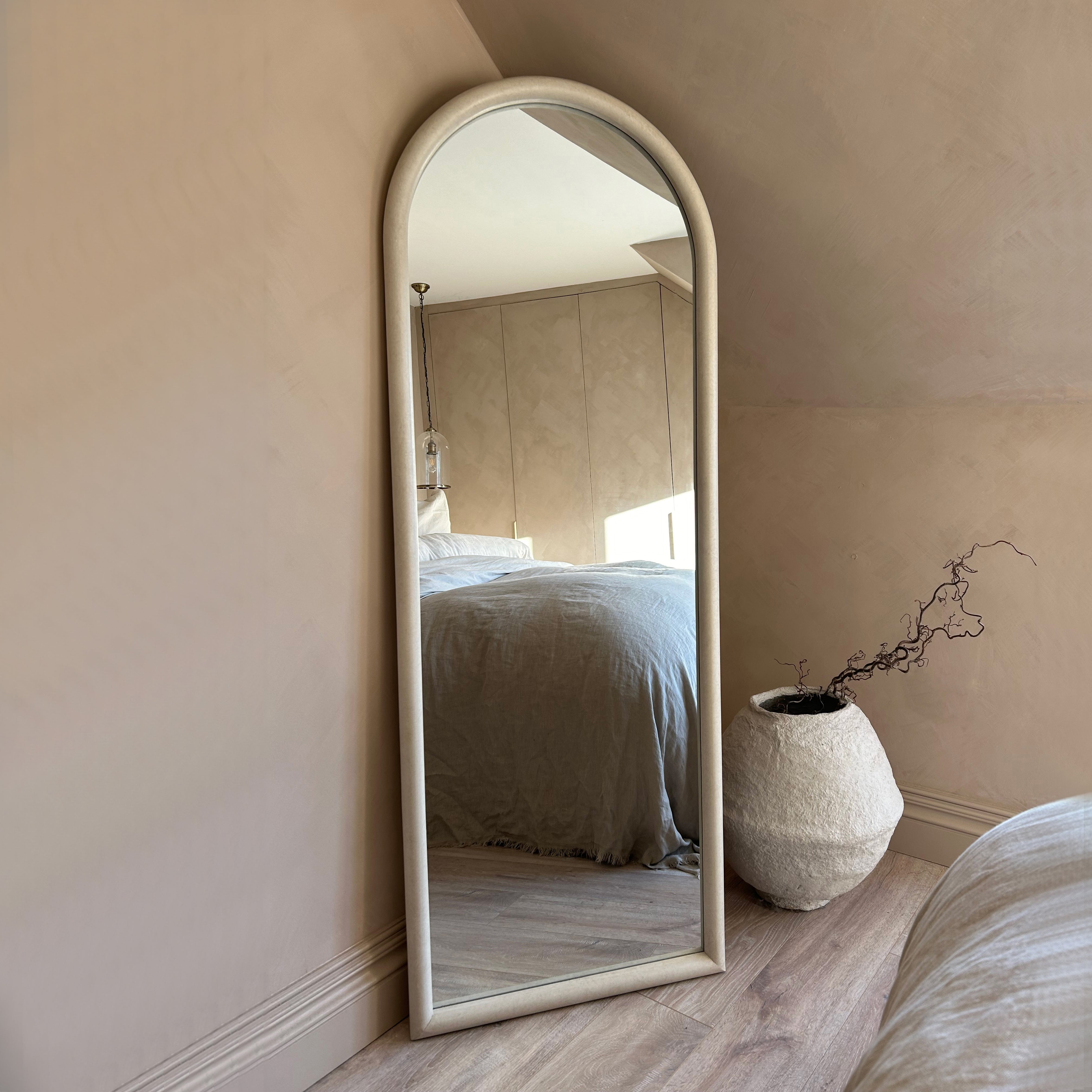 Amora Mirror – Large full-length mirror with curved concrete frame (172 cm x 60 cm)