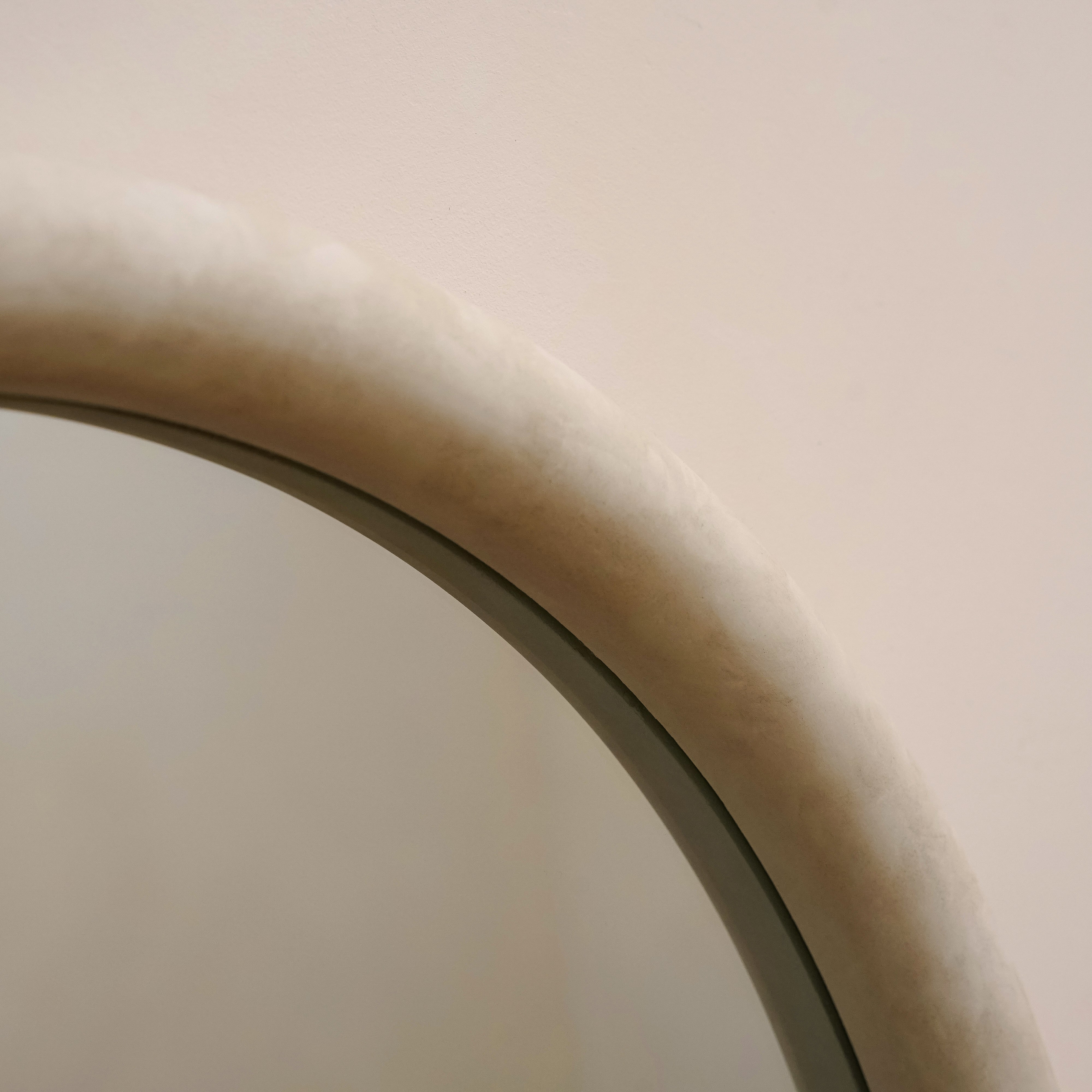 Amora Mirror – Large full-length mirror with curved concrete frame (172 cm x 60 cm)