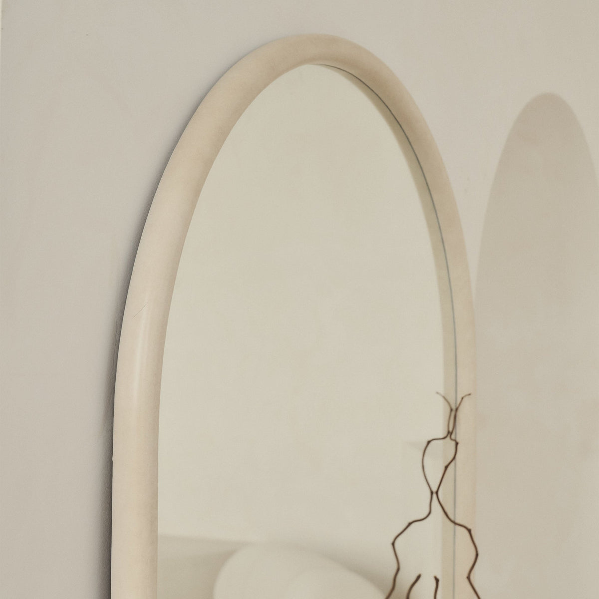 Amora Mirror – Extra large curved full-length concrete mirror (190 cm x 100 cm)