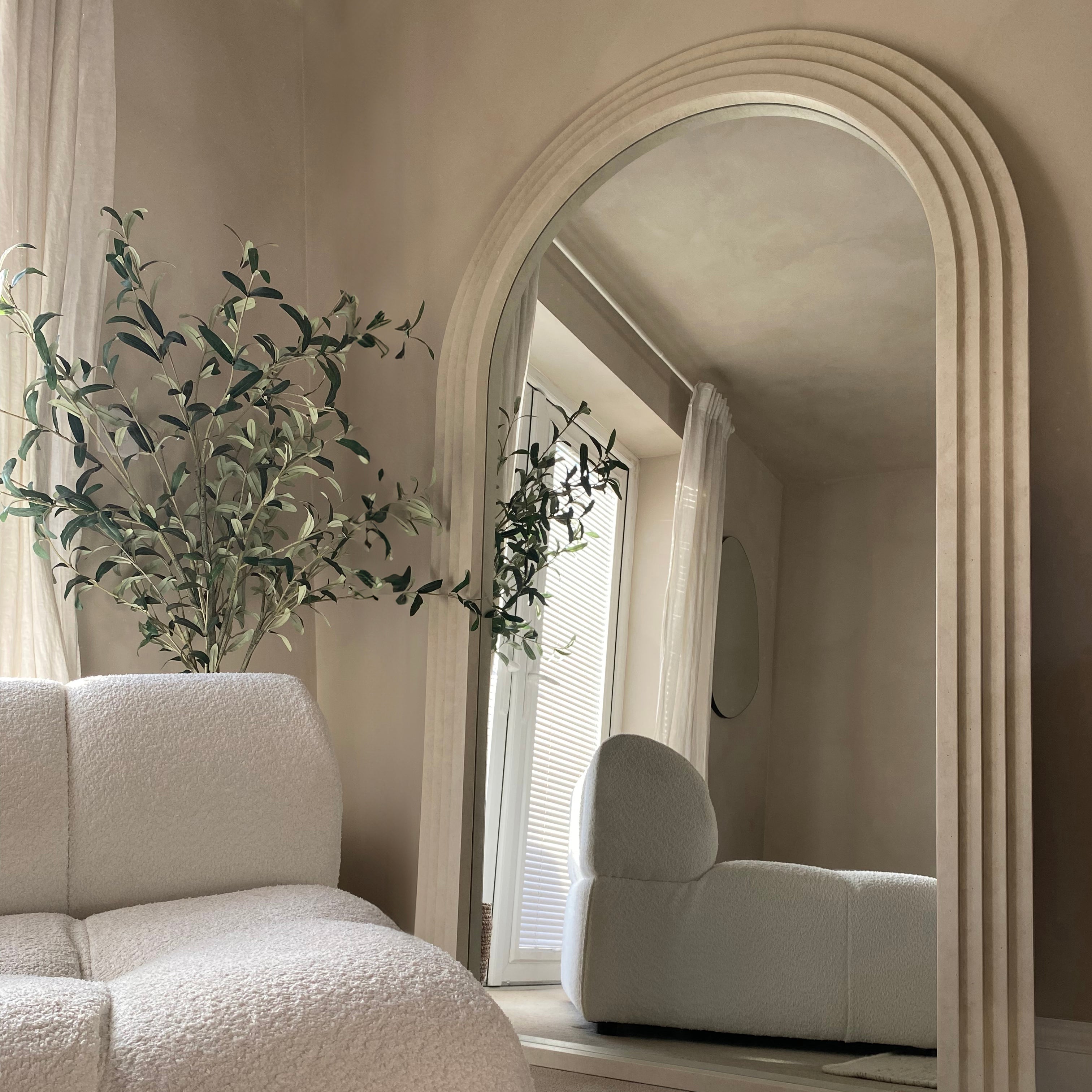 Luciana Mirror – Full-length mirror with curved design in concrete effect (180 cm x 110 cm)