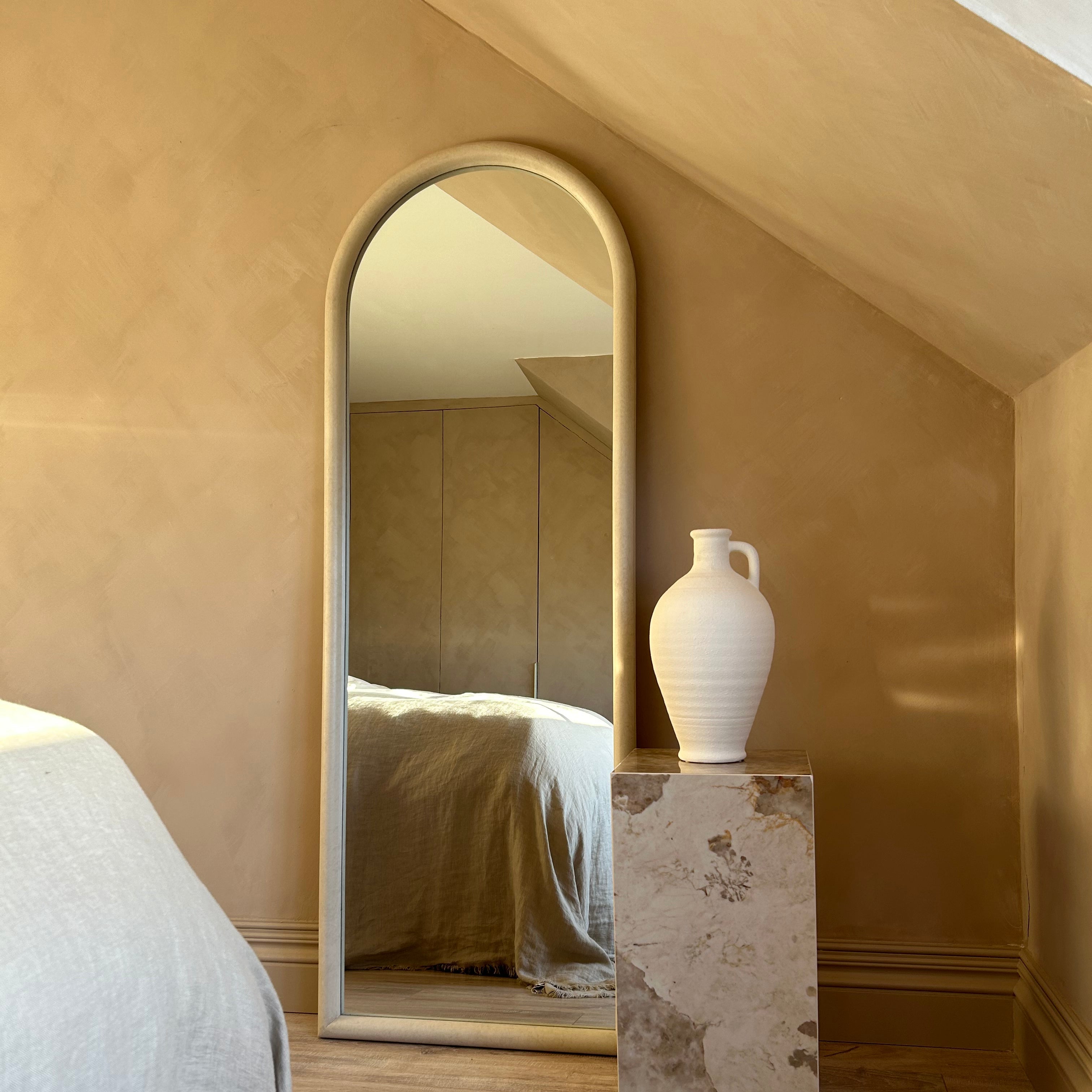 Amora Mirror – Large full-length mirror with curved concrete frame (172 cm x 60 cm)
