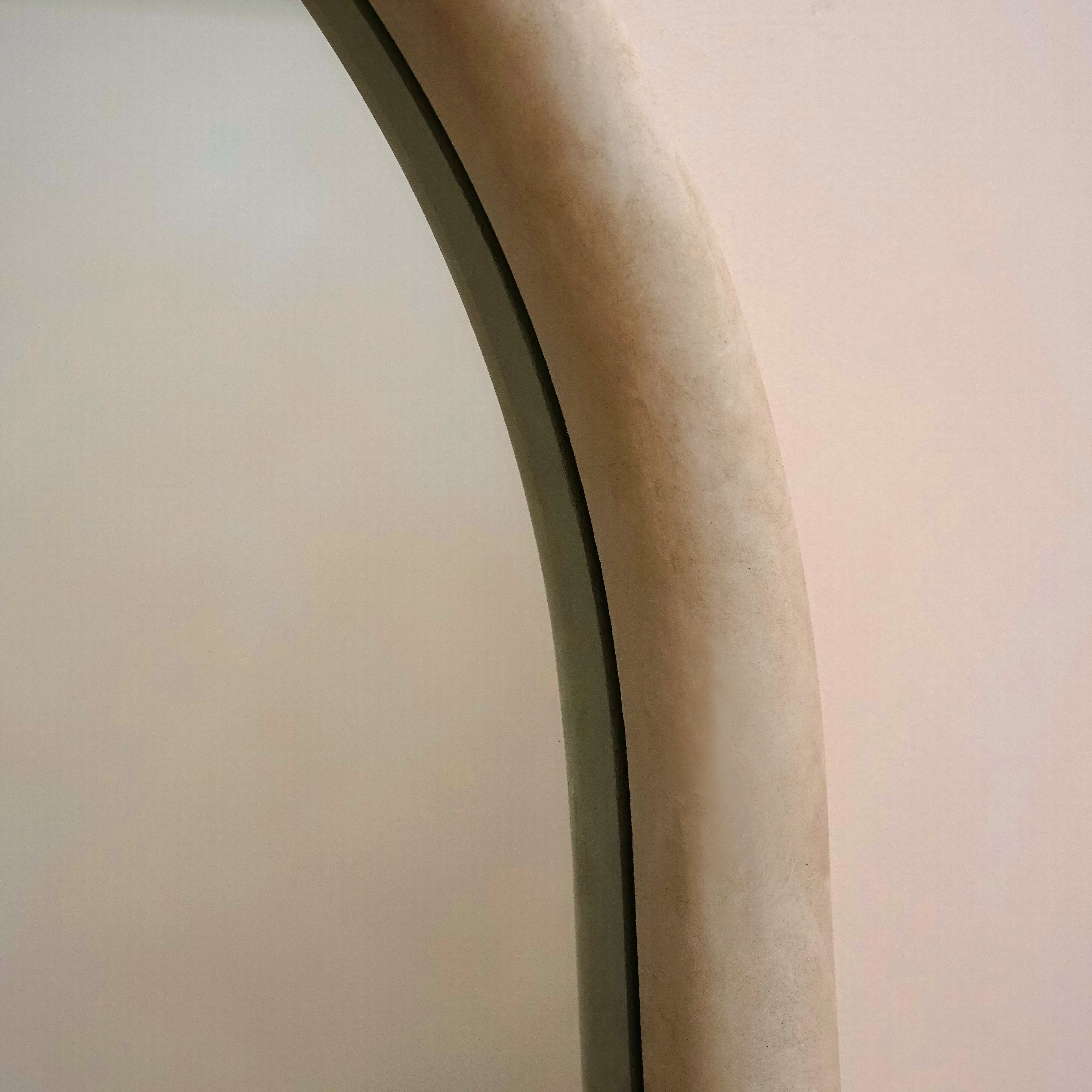 Amora Mirror – Large full-length mirror with curved concrete frame (172 cm x 60 cm)